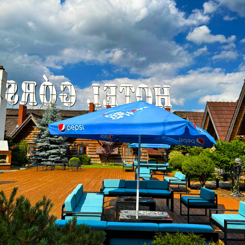 Patio zewnętrzne pomieści do 90 osób na imprezy na  świeżym powietrzu w Hotelu Górskim w Proszeniu (4).png
