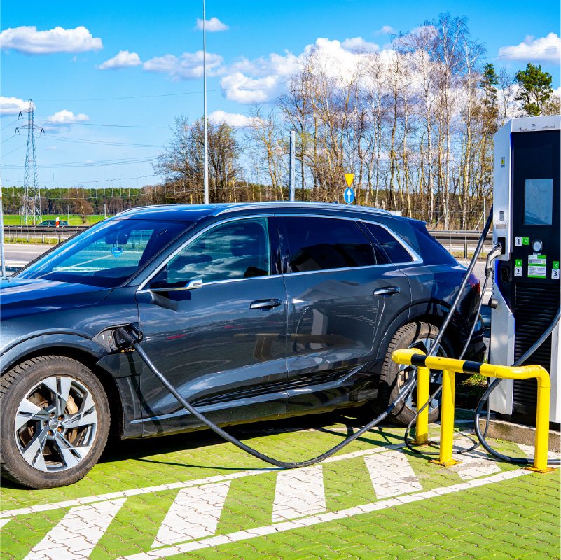 Stacja ładowania pojazdów elektrycznych przy trasie droga ekspresowa S8 blisko A1 na trasie w Hotelu Górskim w Proszeniu.jpg