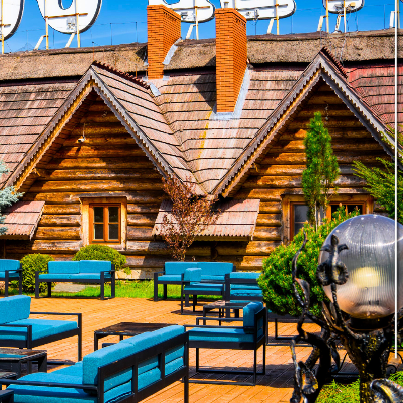 Patio zewnętrzne pomieści do 90 osób na imprezy na  świeżym powietrzu w Hotelu Górskim w Proszeniu (6).png