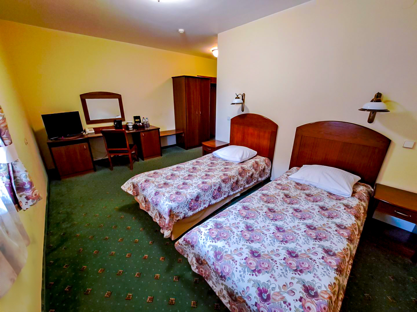 Komfortowy pokój z dwoma łóżkami – dla zespołów w delegacji i osób podróżujących służbowo w Hotelu Górskim w województwie łódzkiem przy trasie S8 (3).jpg