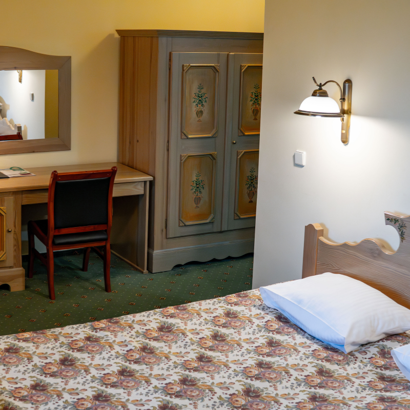 Apartament w Hotelu Górskim blisko warszawy luksusowa przestrzeń dla prezesów i artystów, meble klasy premium.png