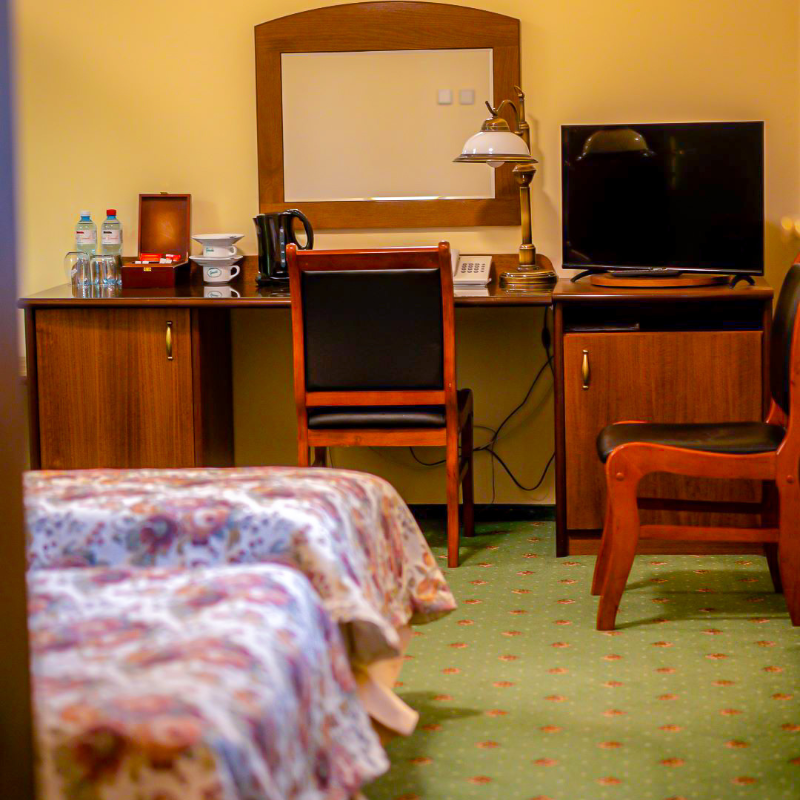 Pokój dwuosobowy TWIN – idealny nocleg biznesowy dla dwóch osób przy trasie S8 W Hotelu górskim w łódzkim (5).png