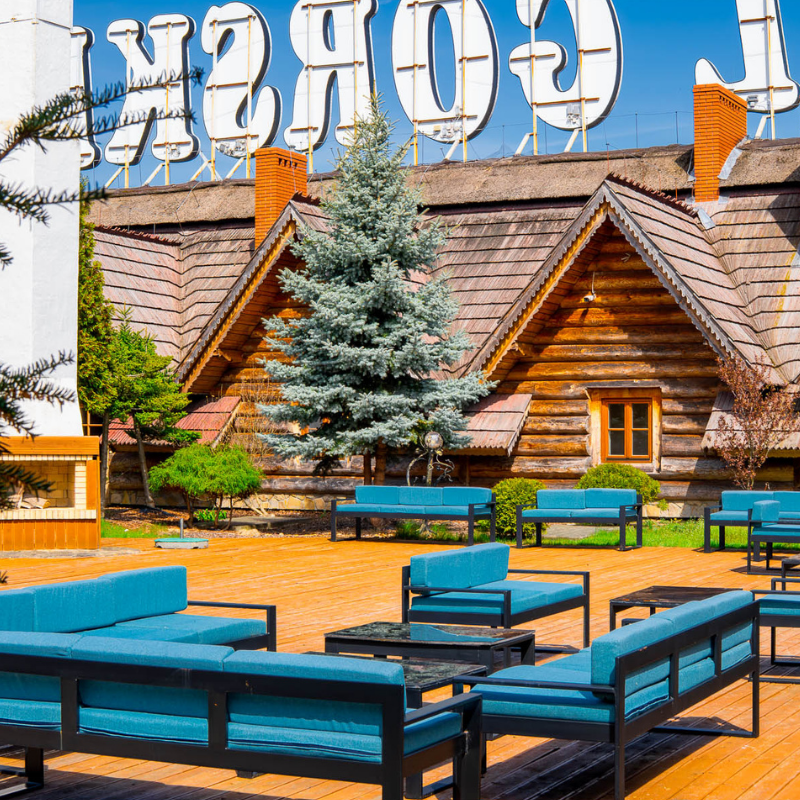 Patio zewnętrzne pomieści do 90 osób na imprezy na  świeżym powietrzu w Hotelu Górskim w Proszeniu.png