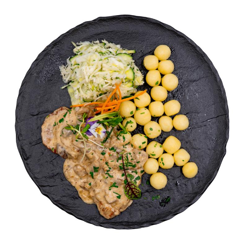 Cielęcina w sosie borowikowym z kluskami śląskimi i surówką z białej kapusty w Restauracji w Hotelu Górskim w łódzkim.jpg