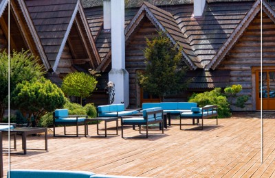 Tu się siedzi inaczej. Nie służbowo, tylko z luzem. Z kawą, z ogniem i z rozmową, która trwa dłużej niż czas pracy Patio do 90 osób w Hotelu Górskim w łódzkim.jpg