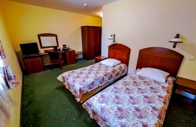 Komfortowy pokój z dwoma łóżkami – dla zespołów w delegacji i osób podróżujących służbowo w Hotelu Górskim w województwie łódzkiem przy trasie S8 (3).jpg
