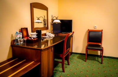 Komfortowy pokój z dwoma łóżkami – dla zespołów w delegacji i osób podróżujących służbowo w Hotelu Górskim w województwie łódzkiem przy trasie S8 (1).jpg