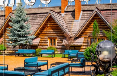 Patio dla tych, którzy wolą planować strategię przy kawie pod chmurką niż w dusznej sali. Mieści 90 osób – ale klimatu nie da się policzyć w Hotelu Górskim w łódzkim.jpg