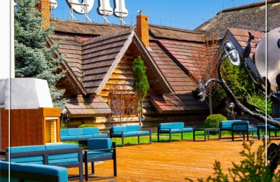 Nie jesteśmy marmurem. Jesteśmy drewnem, ogniem i wygodą. To patio pachnie pieczonym ziemniakiem z ogniska, a nie nudą z broszury konferencyjnej w Hotel Górski w Łódzkim.jpg