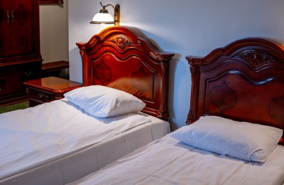 Pokój dwuosobowy Twin Delux – komfort klasy premium dla dwóch osób w podróży służbowej