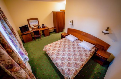 Pokój dwuosobowy DOUBLE  nocleg z dużym łóżkiem przy trasie S8 w Hotelu Górskim trzygwiazdkowym łodzkie (1).jpg